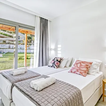 Kumquart Estate-lemon- 4 Bed Apartment *
