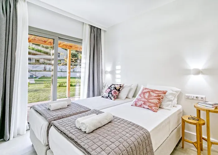 Kumquart Estate-lemon- 4 Bed Apartment *