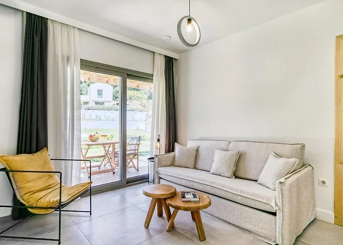 Kumquart Estate-lemon- 4 Bed Apartment Aspiotades